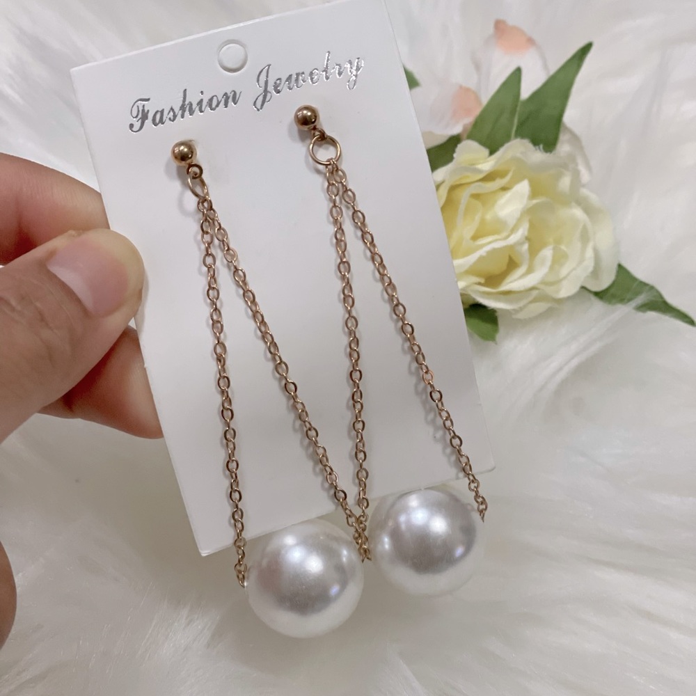 pearl earrings in gold tone